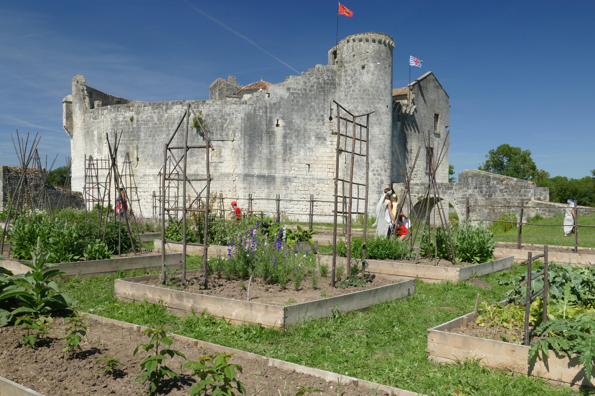 A medieval-style garden - Fortified castle and medieval theme park in Charente Maritime