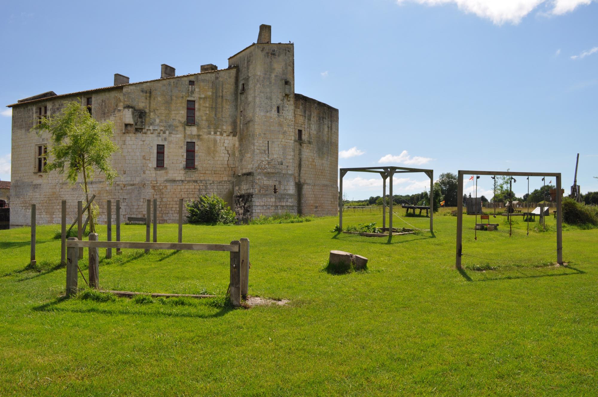 Jeux anciens - château médiéval et parc de loisirs proche Rochefort, Chatelaillon, Fouras en Charente Maritime