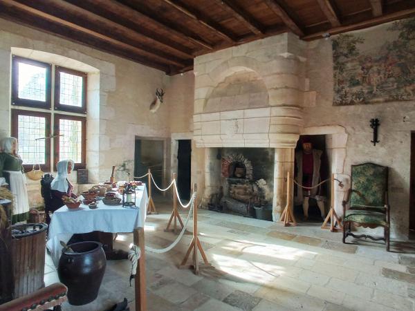 Préparez votre visite du Château Fort de Saint-Jean-d'Angle grâce à notre FAQ : parking, animaux, restauration, accessibilité, activités, animations, tarifs et informations pratiques.